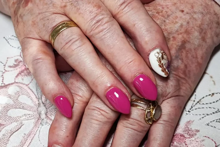 neu modellierte Gelnägel